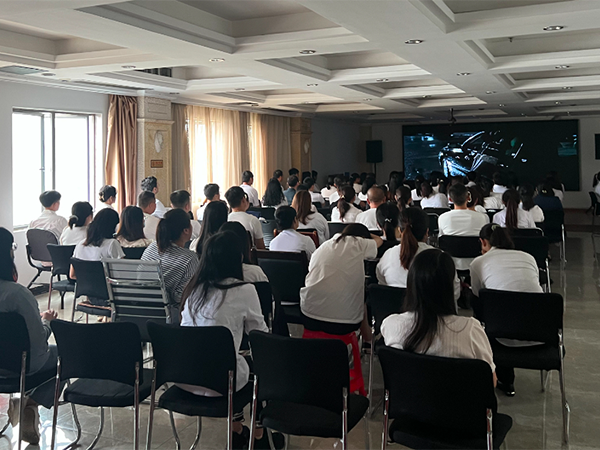 驚呆了，這公司上班時間看電影，公開摸魚！